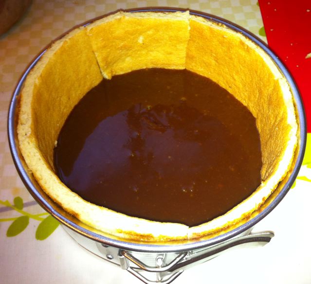 fond du moule avec le caramel beurre salé