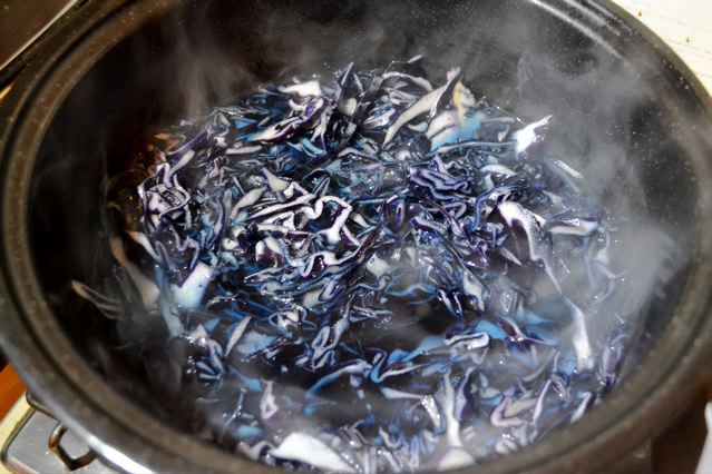 bouillon au choux et baies de genièvres bleu