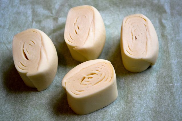tronçons de pâte feuilletée roulée